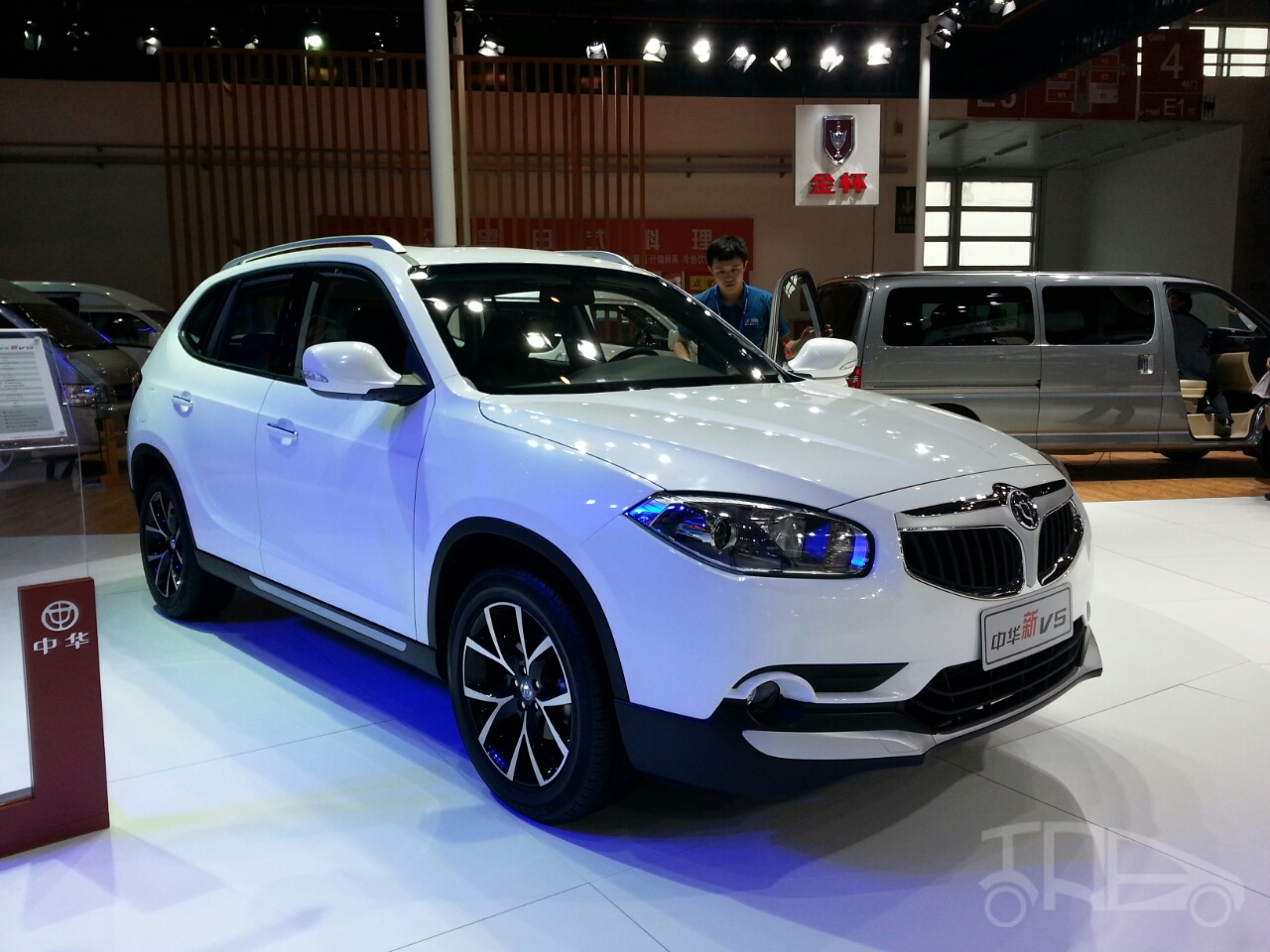 Brilliance-V5-SUV-facelift-at-2014-Beijing-Auto-Show-front-three-quarter