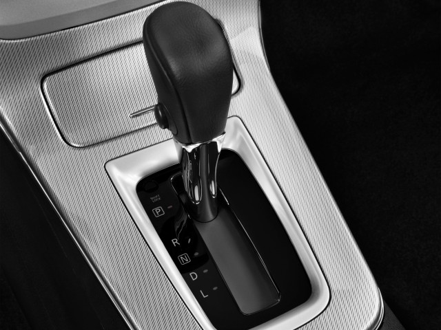 2014-nissan-sentra-4-door-sedan-i4-cvt-sr-gear-shift_100452141_m