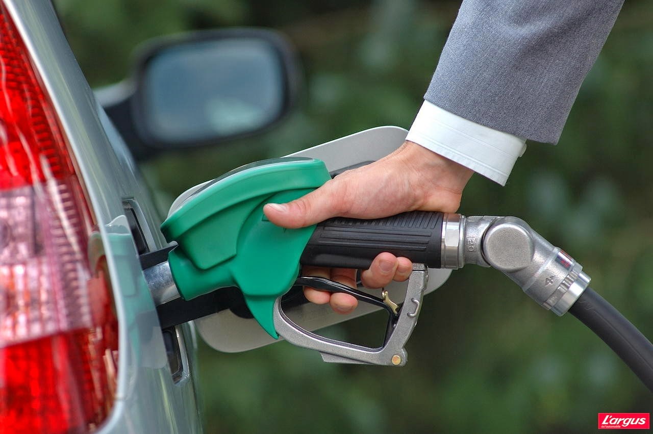 6 مؤشرات تدل على الوقود بسيارتك 