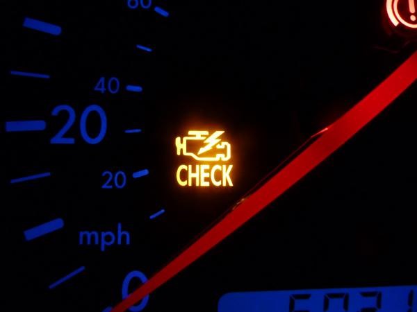 ما سبب إضاءة لمبة محرك السيارة check engine؟