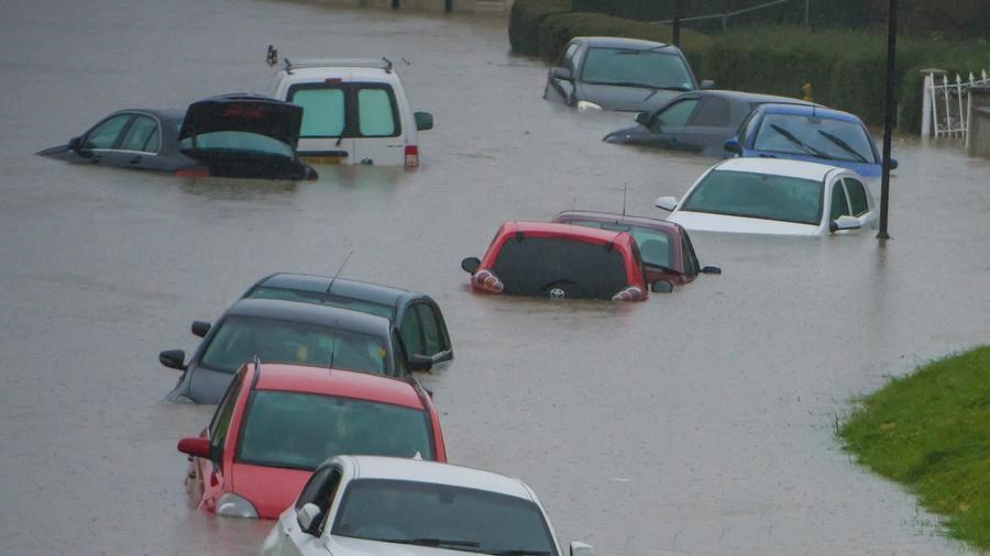 نصائح مهمة لإنقاذ السيارة الغارقة في مياه الأمطار