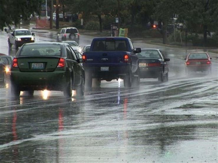نصائح هامة لتفادي مخاطر قيادة السيارات أثناء تساقط الأمطار