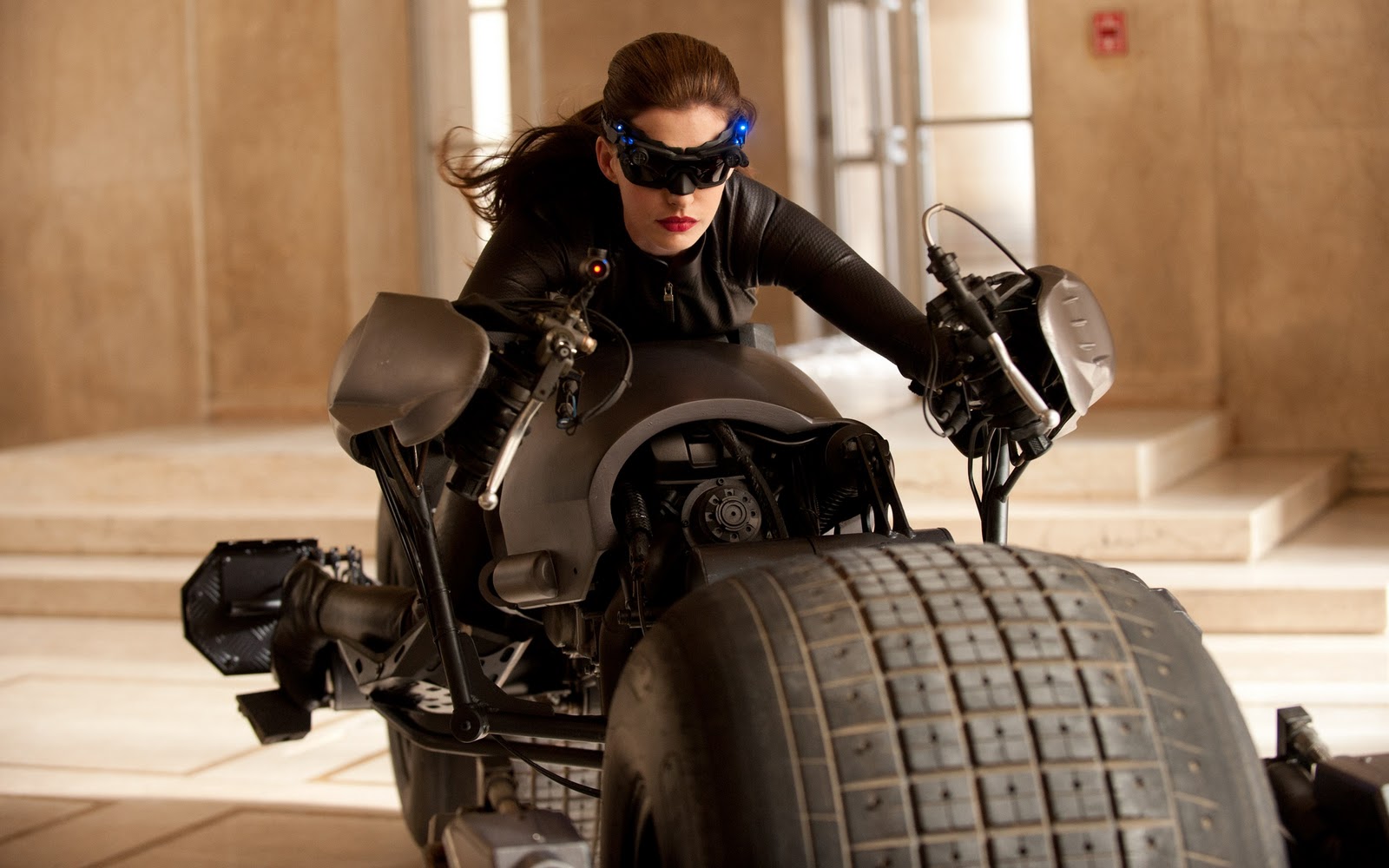 anne_hathaway_as_catwoman-2560x1600